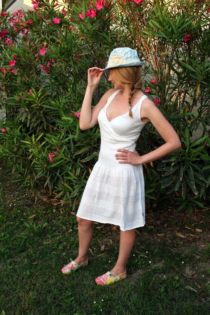My camping look for a short vacation with friends. A fashion blogger outfit on Coco et La vie en rose fashion blog. What do you wear when you go camping?