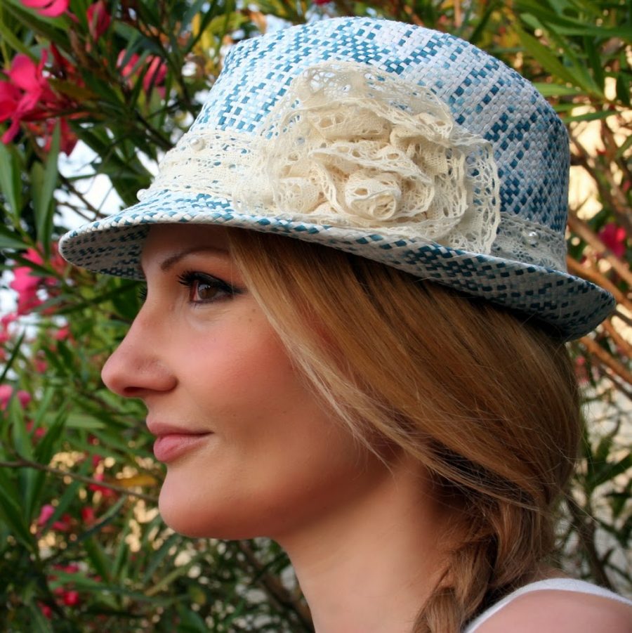 My camping look for a short vacation with friends. A fashion blogger outfit on Coco et La vie en rose fashion blog. What do you wear when you go camping?