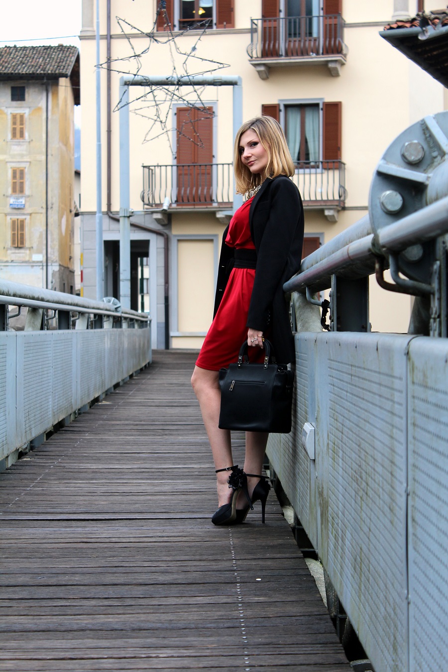 Un cappotto nero e un abito rosso rubino - Little black coat and ruby red dress