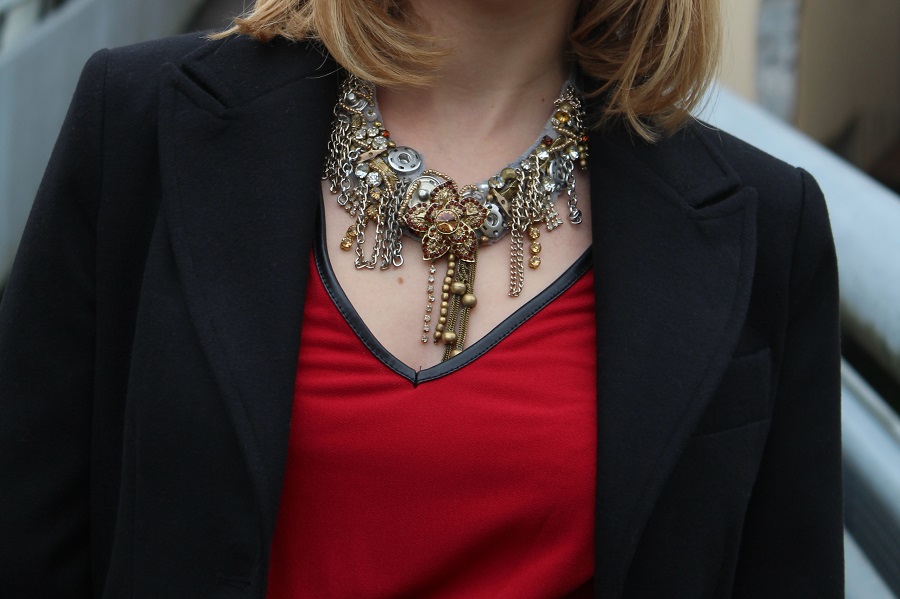 Un cappotto nero e un abito rosso rubino - Little black coat and ruby red dress