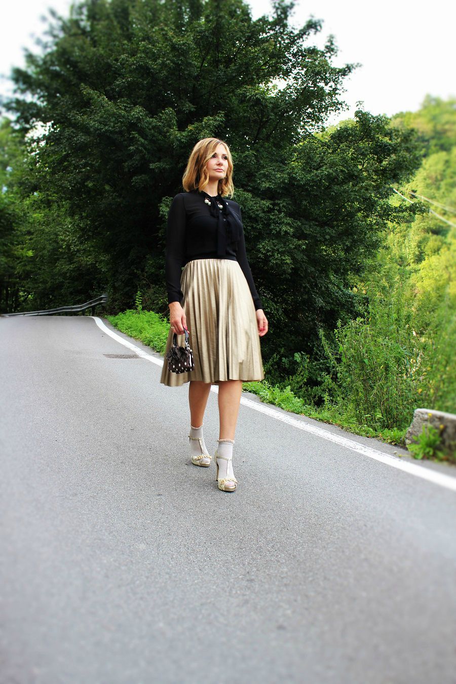 Pleated midi skirt fashion outfit (5)