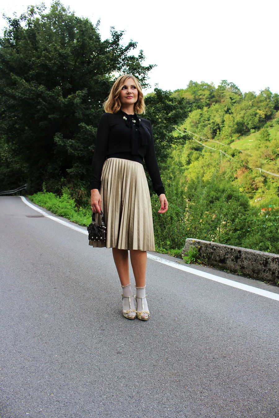Pleated midi skirt fashion outfit (6)