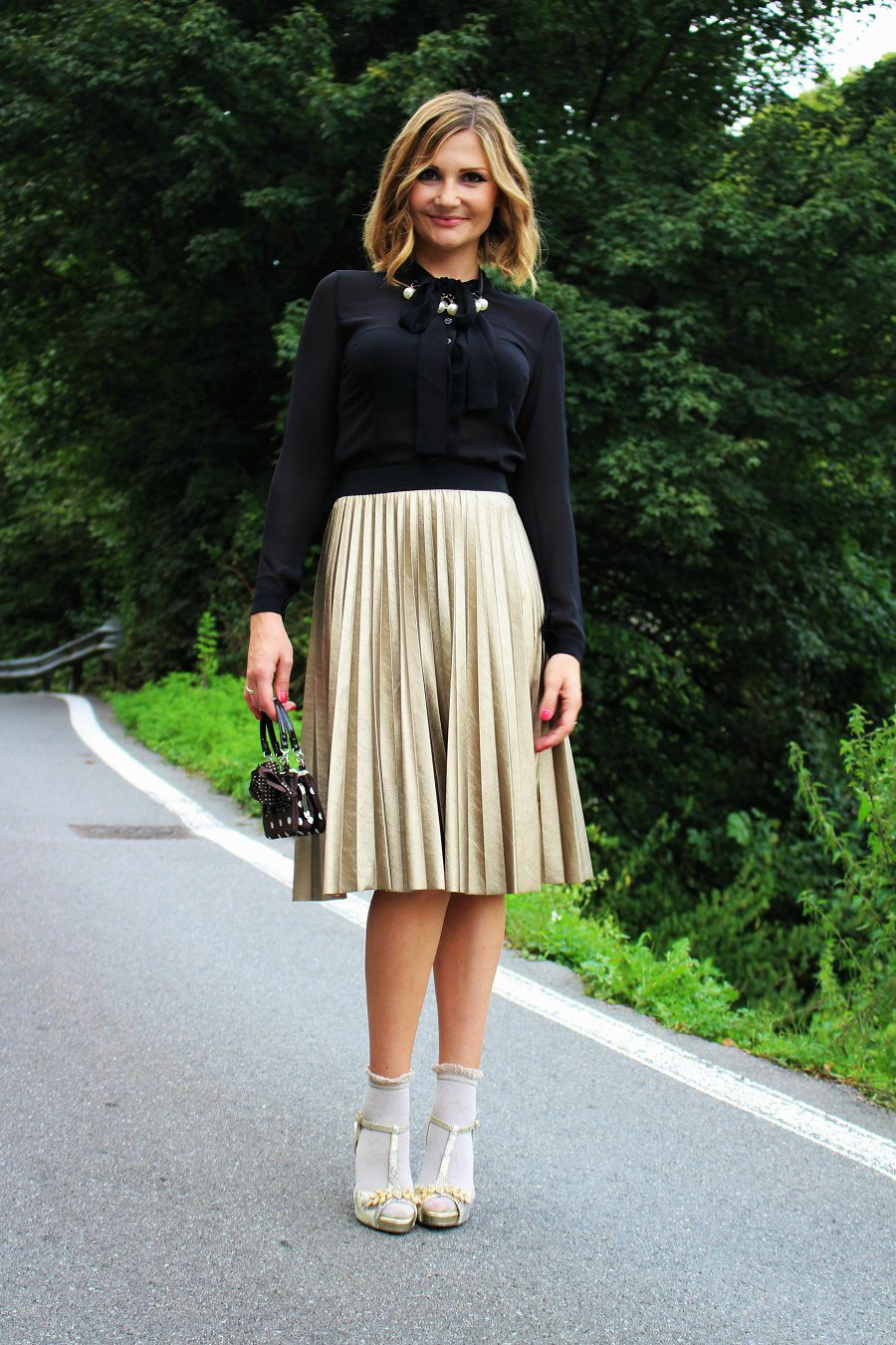 Pleated midi skirt fashion outfit (8)