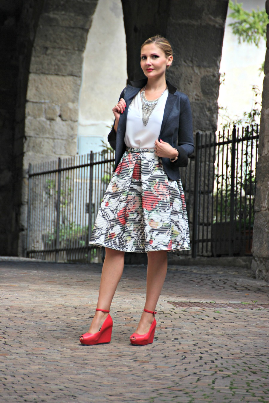 Denim blazer over round skirt glam Fall outfit (3)
