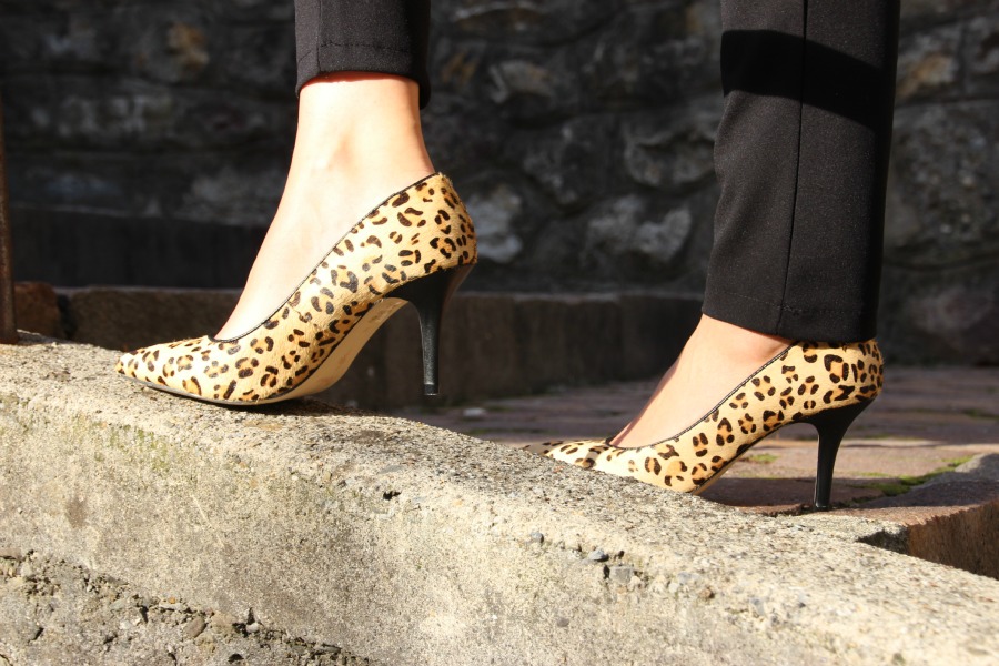 Kitten heels animalier and harem pants outfit 1