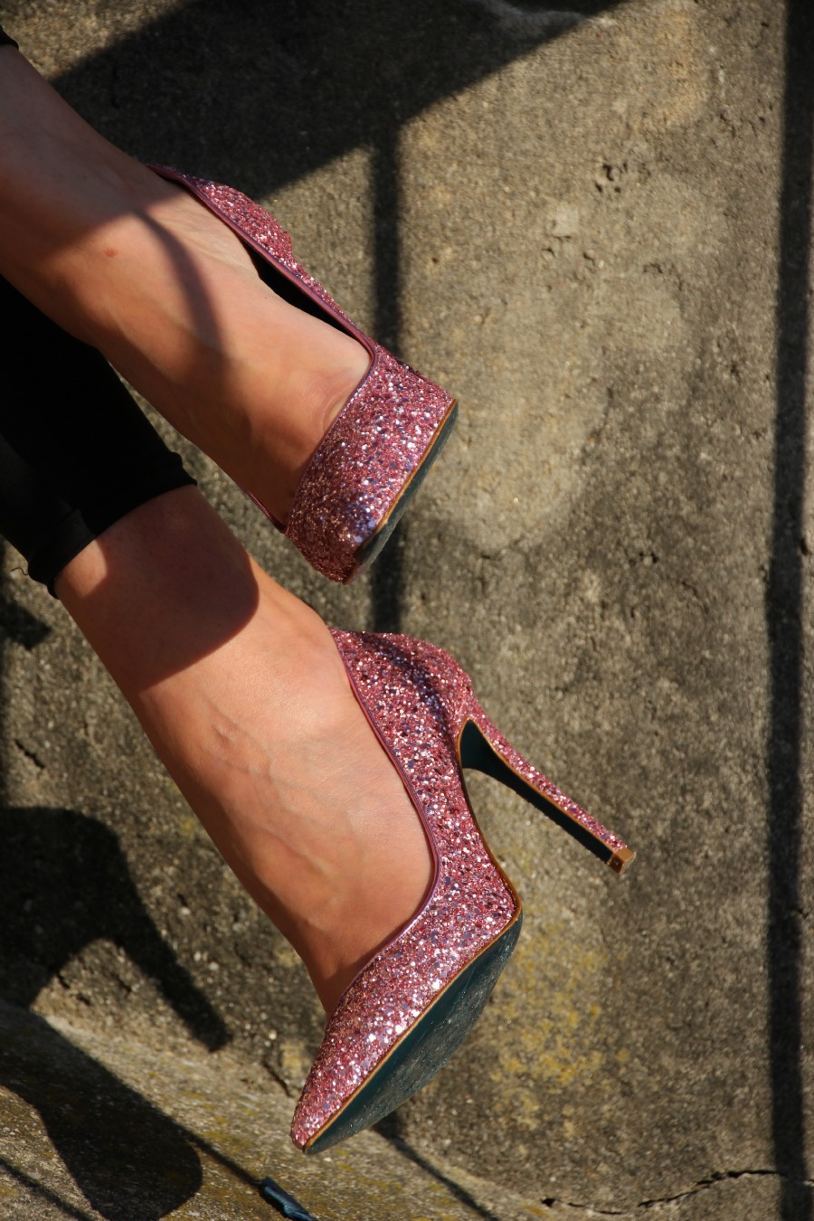 Glitter fashion trend and Outfit glam with pink glitter pumps