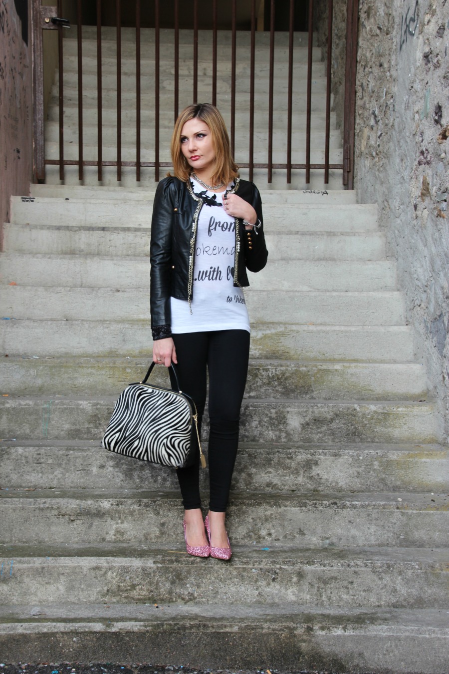 Rock and Hot Fashion Influencer, un gioco di parole per raccontarvi il mio outfit moda rock scattato mentre stavo soccombendo all'influenza. Rock and Hot Fashion Influencer, a winter rock outfit shot while I was getting a FLU.